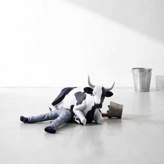 Декоративная статуэтка Cow Sitting on Man - M ( 15*10 см)
