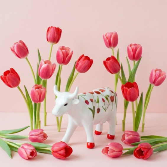 Декоративная статуэтка  Red Tulip Cow - M (16,5*11 см)